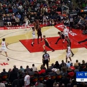 皇冠体育官网-登哥硬！哈登单打斯科蒂·巴恩斯 变向突破撤步关键中投领先3分！