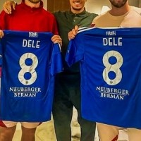 阿里探望前热刺队友凯恩和戴尔，并向两人赠送科莫球衣&amp;合影留念